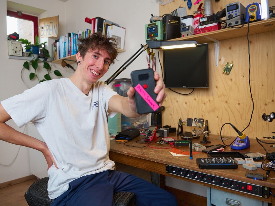 Der Plastic Scanner, ein Open-Source-Entwurf, mit dem jeder einen Scanner bauen kann, der Auskunft darüber gibt, aus welcher Art von Kunststoff ein Abfallstück besteht.