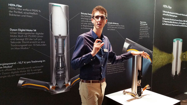 yson-Entwickler Stefan Koch vom Aerodynamics Team Lead mit neuen Händetrockner Airblade 9 kJ