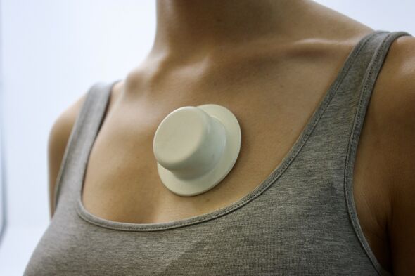 Afflo ist ein KI-fähiges, tragbares Gerät, das Asthmasymptome überwacht und Auslöser voraussagt, so dass die Benutzer datengesteuerte Entscheidungen über ihr Asthma- Management treffen können.