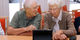 Senioren nutzen Tablet PCs für Kontakt mit den Enkeln