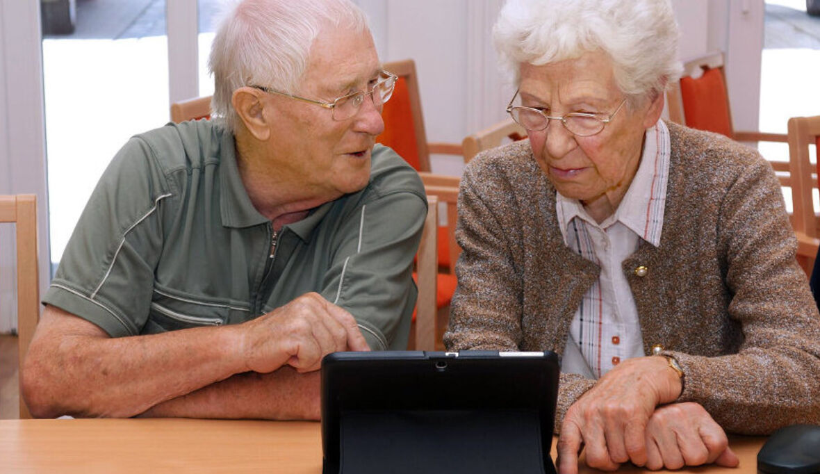 Senioren nutzen Tablet PCs für Kontakt mit den Enkeln