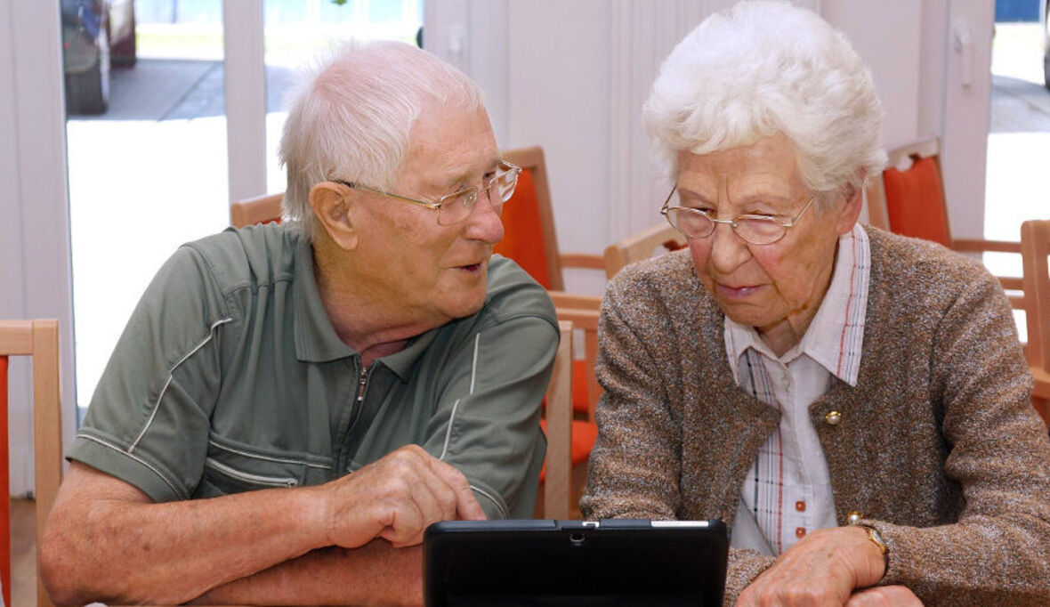 Senioren diskutieren über Chancen & Herausforderungen des Internets