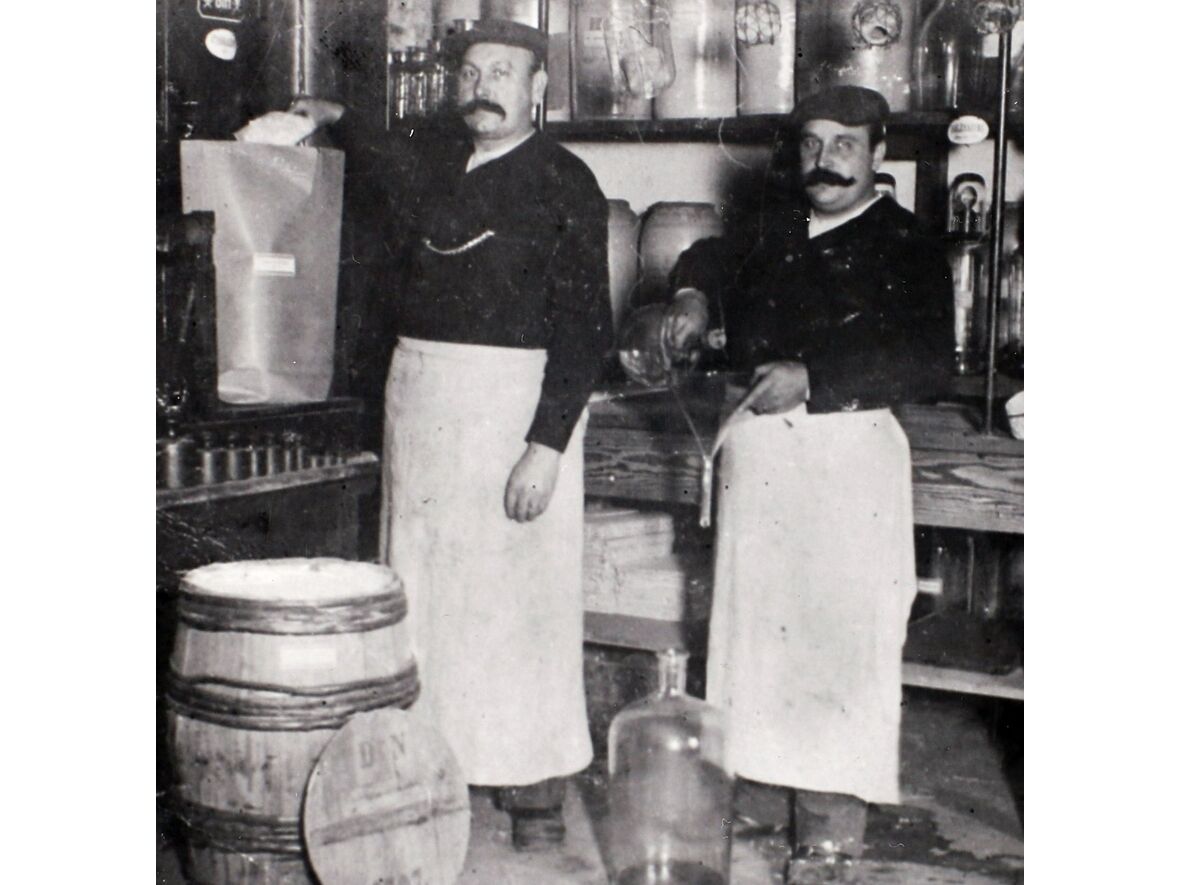 Degussa Frankfurt Arbeiter im Packraum Glanzgold- und Höllensteinfabrikation 1905