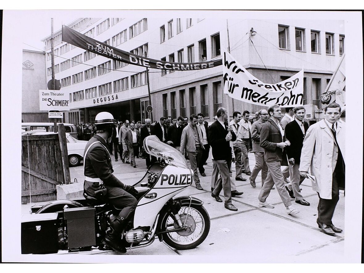 Degussa Frankfurt Demonstrationszug vor Hauptverwaltung Juni 1971