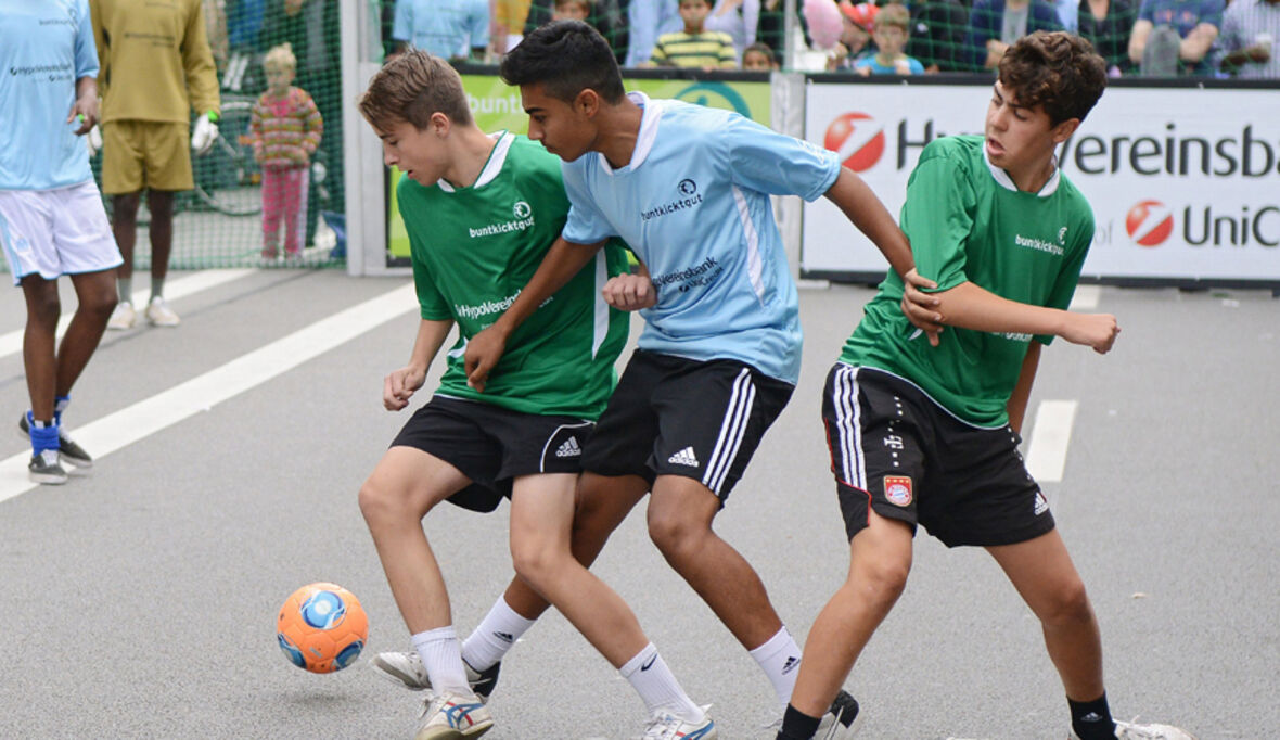 HVB spendet 80.000 Euro an buntkicktgut