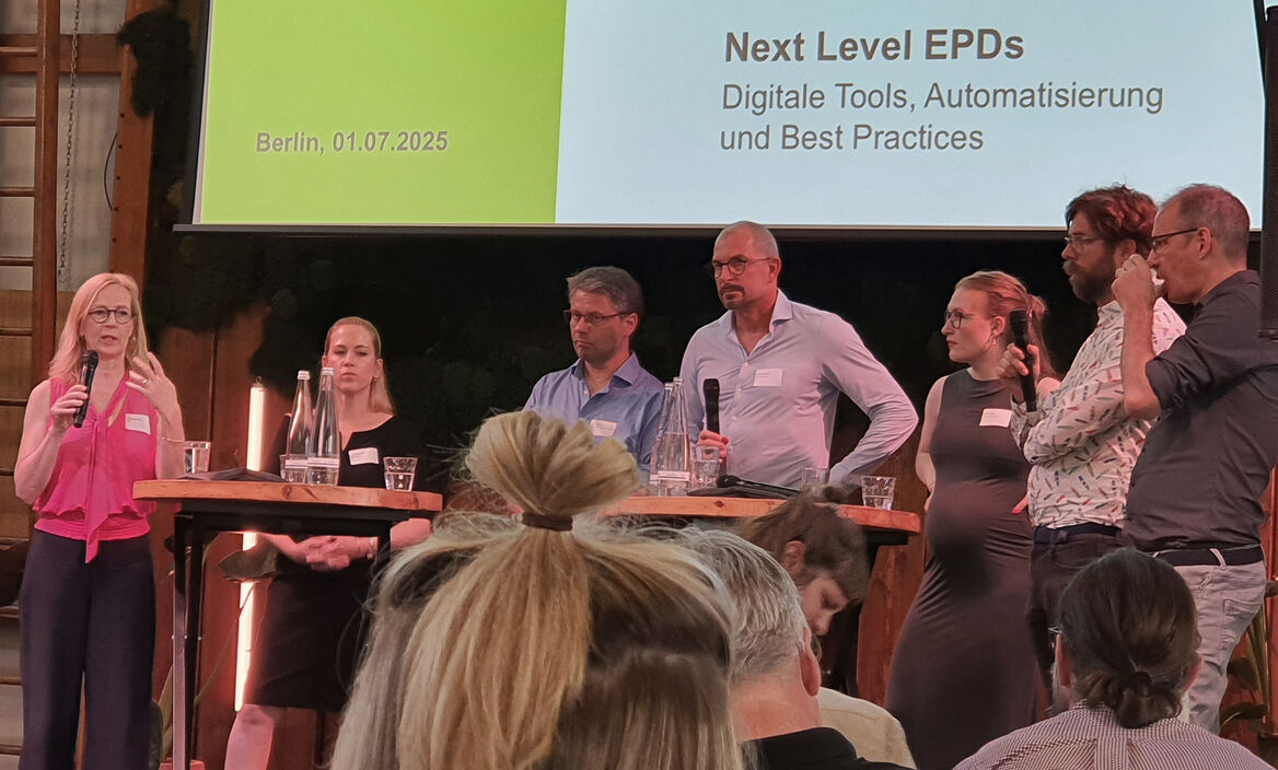 In Diskussionsrunden werden Vor- und Nachteile von EPD-Softwaretools erörtert.