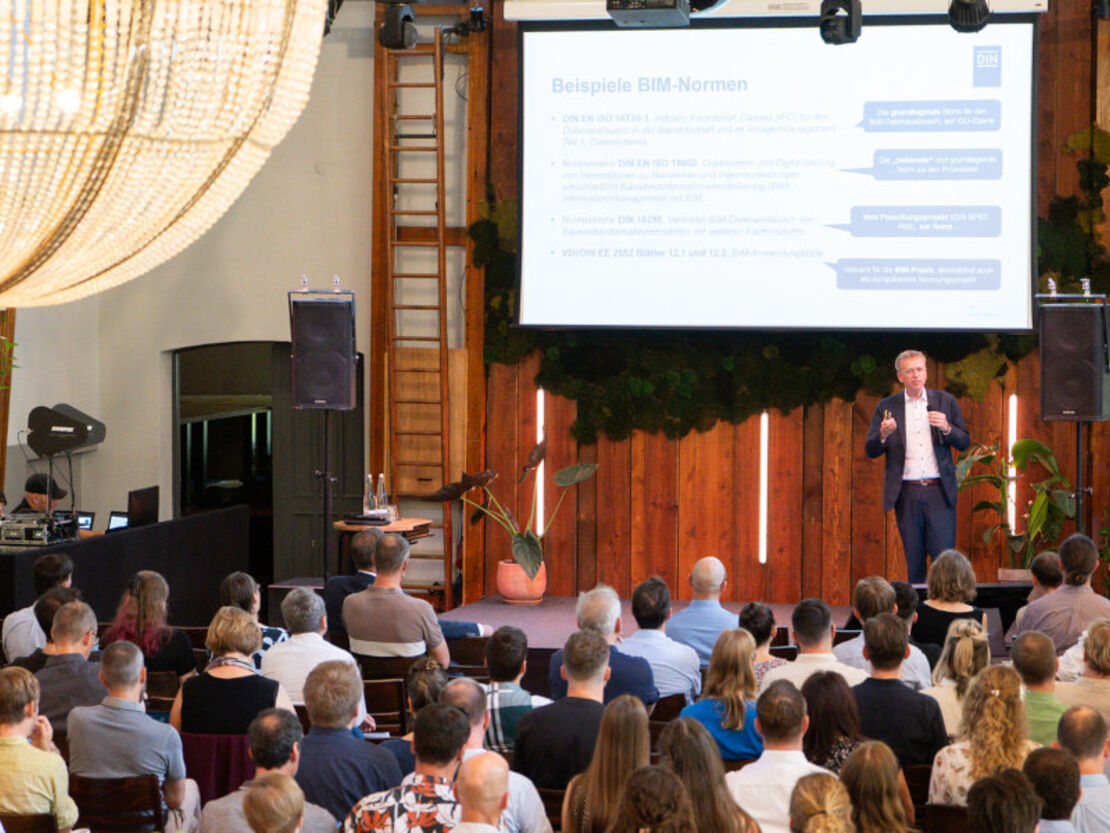 Es folgen Vorträge und Diskussionsrunden.