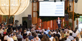 Es folgen Vorträge und Diskussionsrunden.