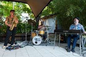 Für gute Stimmung sorgt das Matti Klein Soul Trio.