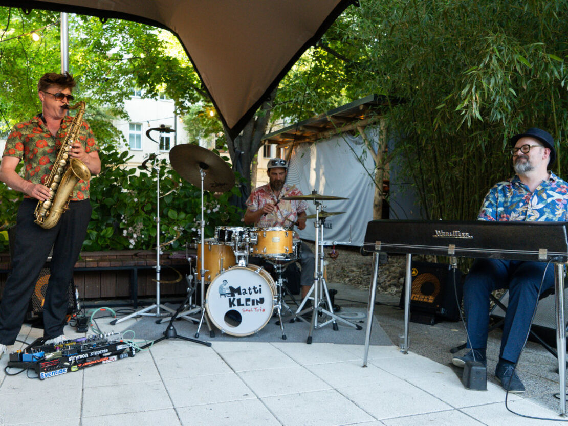 Für gute Stimmung sorgt das Matti Klein Soul Trio.