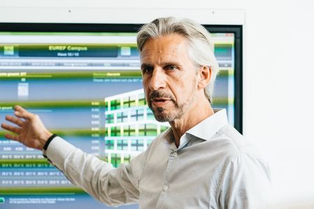 Axel Hördt, Head of Application Center Building bei Schneider Electric stellt das intelligente Energiemanagement auf dem EUREF-Campus vor.