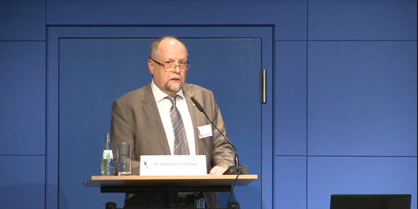 IBU-Geschäftsführer Dr. Burkhart Lehmann auf dem 8. Symposium zur EU-Bauproduktenverordnung.