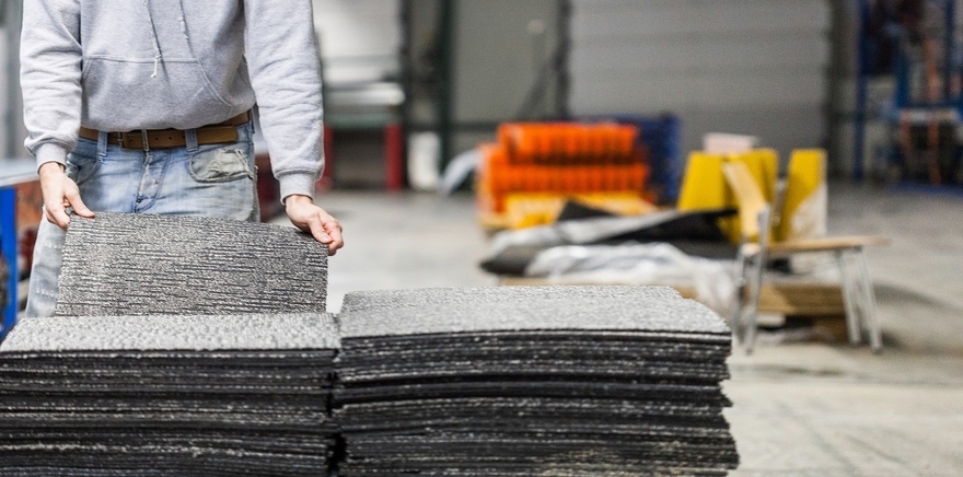 Mit dem Rücknahmeprogramm ReEntry verhilft der Hersteller seinen modularen Bodenbelägen zu einem zweiten Leben und verlängert so ihre Nutzungsdauer. 