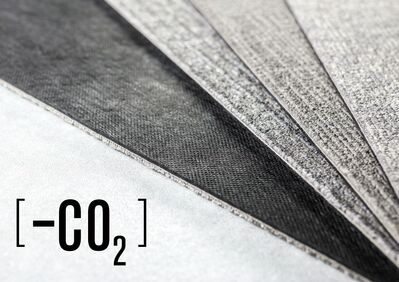 Die CO2-negativen Materialien in der CQuest™BioX Rückenkonstruktion sorgen in Verbindung mit Spezialgarnen und innovativen Tuftingverfahren dafür, dass eine CO2-negative Teppichfliese entsteht.