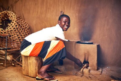 Pamela Omondi, Ng'ura village, liebt den Kocher für seine Sicherheit. Sie hat einen geistig und physisch beeinträchtigten Sohn, der sich beim Kochen auf offenem Feuer mehrmals verbrannte.