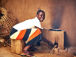 Pamela Omondi, Ng'ura village, liebt den Kocher für seine Sicherheit. Sie hat einen geistig und physisch beeinträchtigten Sohn, der sich beim Kochen auf offenem Feuer mehrmals verbrannte.