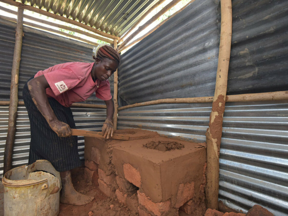 Helen Onma, Ofen-Installiererin seit 2015, 38 Jahre alt, vier Kinder. Sie baut jeden Tag zwei Öfen. Dank dieses regelmässigen Einkommens kann sie ihre Kinder zur Schule schicken.