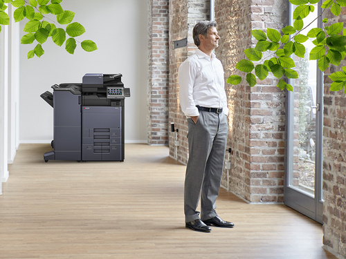 Mann in Büro mit Drucker
