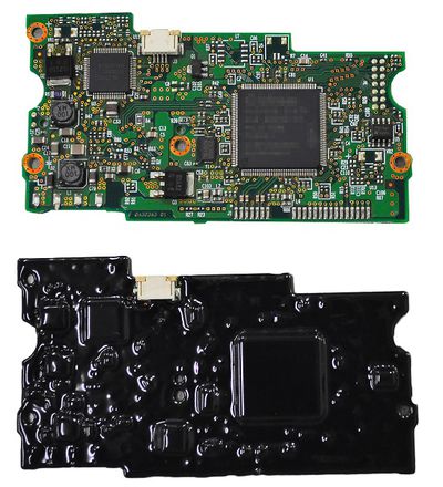 Torokeru Sheet - Innovation von Kyocera. Das Bild zeigt zwei Ansichten einer Chip-Platine, die mit dem innovativen Epoxidharz von Kyocera verklebt sind, das hervorragende Wärmeleitfähigkeiten aufweist.