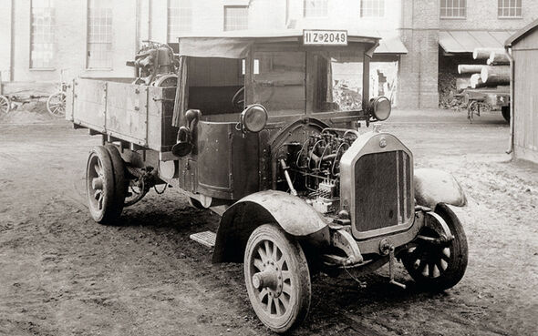 Erster Fahrzeugmotor mit Diesel-Direkteinspritzung.
