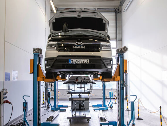 Der elektrische Transporter MAN eTGE in der Werkstatt.