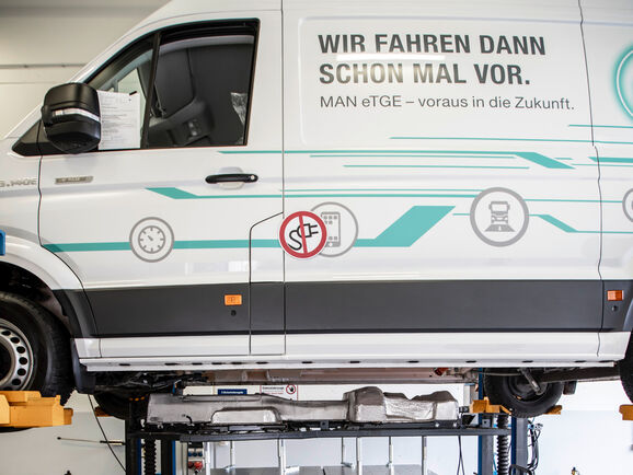 Der elektrische Transporter MAN eTGE in der Werkstatt.