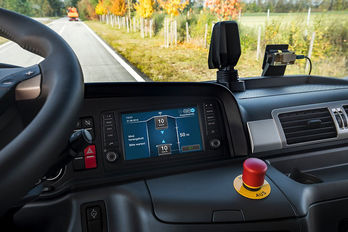 Das Display zeigt den aktuellen Zustand des Systems an. Ein optischer Sensor überwacht das Geschehen aus „Fahrersicht“.