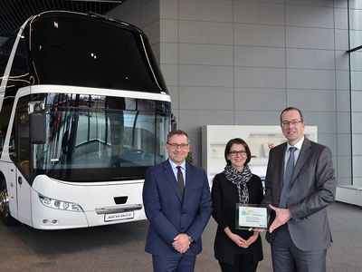 Bert Brandenburg, Geschäftsführer Huss-Verlag, und Redakteurin Julia Lenhardt übergaben den Internationalen busplaner Nachhaltigkeitspreis 2017 an Frank Krämer, Leiter Verkauf Bus von MAN Truck und Bus Deutschland (v. l.).