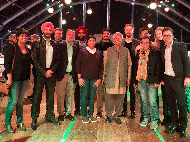 Prof. Muhammad Yunus, Vertreter der Start-ups und MAN-Vertreter auf dem Global Social Business summit in Paris.