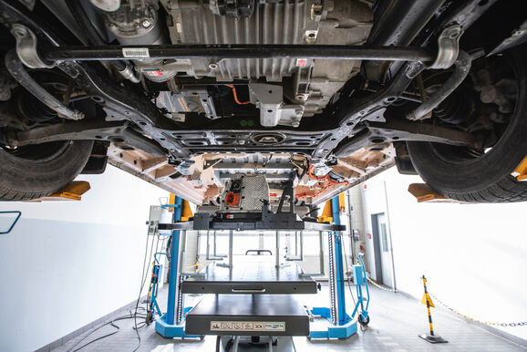 Der elektrische Transporter MAN eTGE in der Werkstatt.