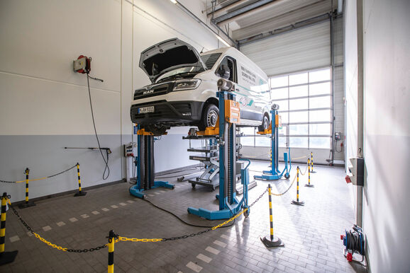 Der elektrische Transporter MAN eTGE in der Werkstatt.