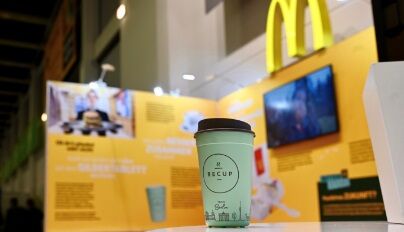 McDonald’s setzt für Coffee-to-go in München auf Pfandbecher – das Unternehmen weitet seinen Test mit dem Mehrwegbechersystem RECUP aus