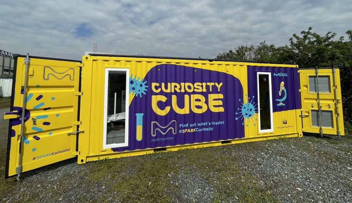 Tourauftakt 2023 für mobiles Wissenschaftslabor Curiosity Cube von Merck