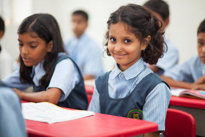 Dieses indische Mädchen kann zur Schule gehen statt im Abbau zu schuften. 