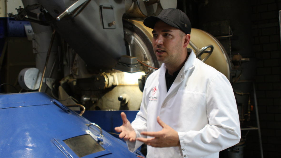 Tobias Peters, Kaffeesommelier bei Vollmer, vor der Röstmaschine