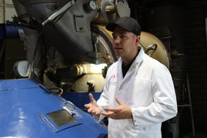 Tobias Peters, Kaffeesommelier bei Vollmer, vor der Röstmaschine