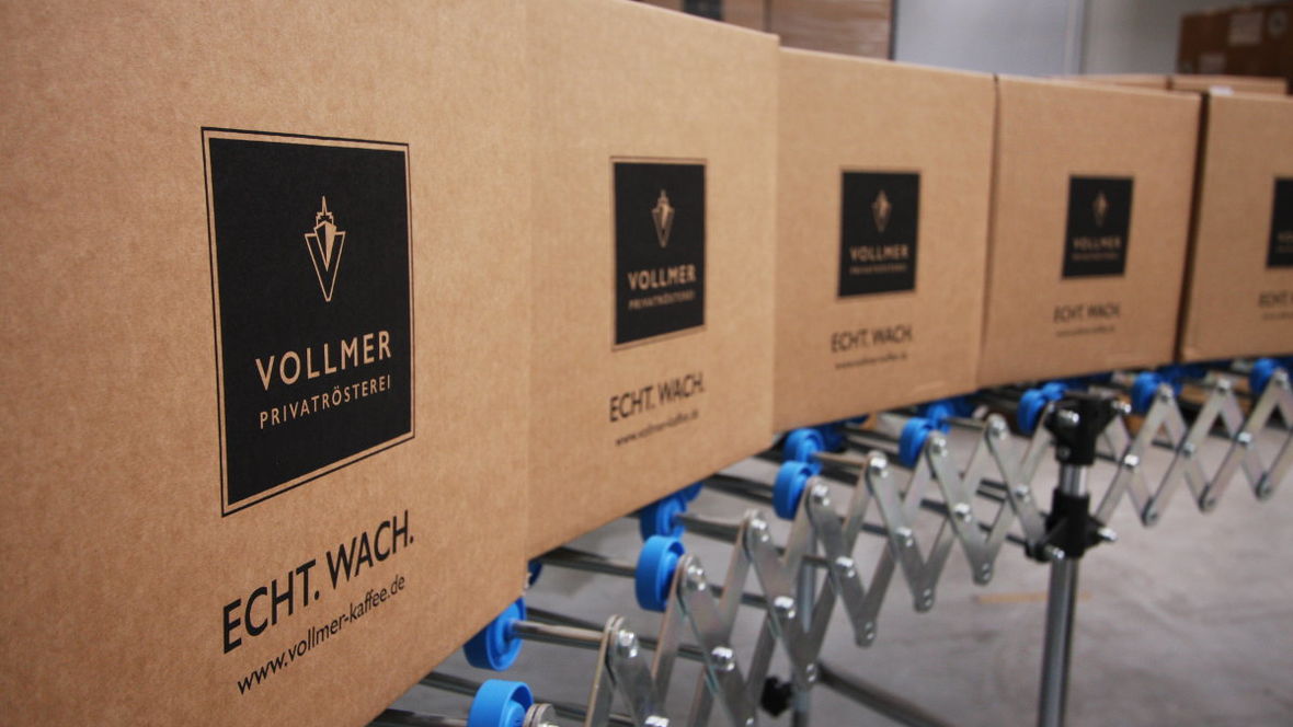 Der Kaffee wird in große Kartons zum Transport verpackt