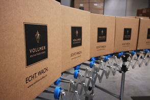 Der Kaffee wird in große Kartons zum Transport verpackt