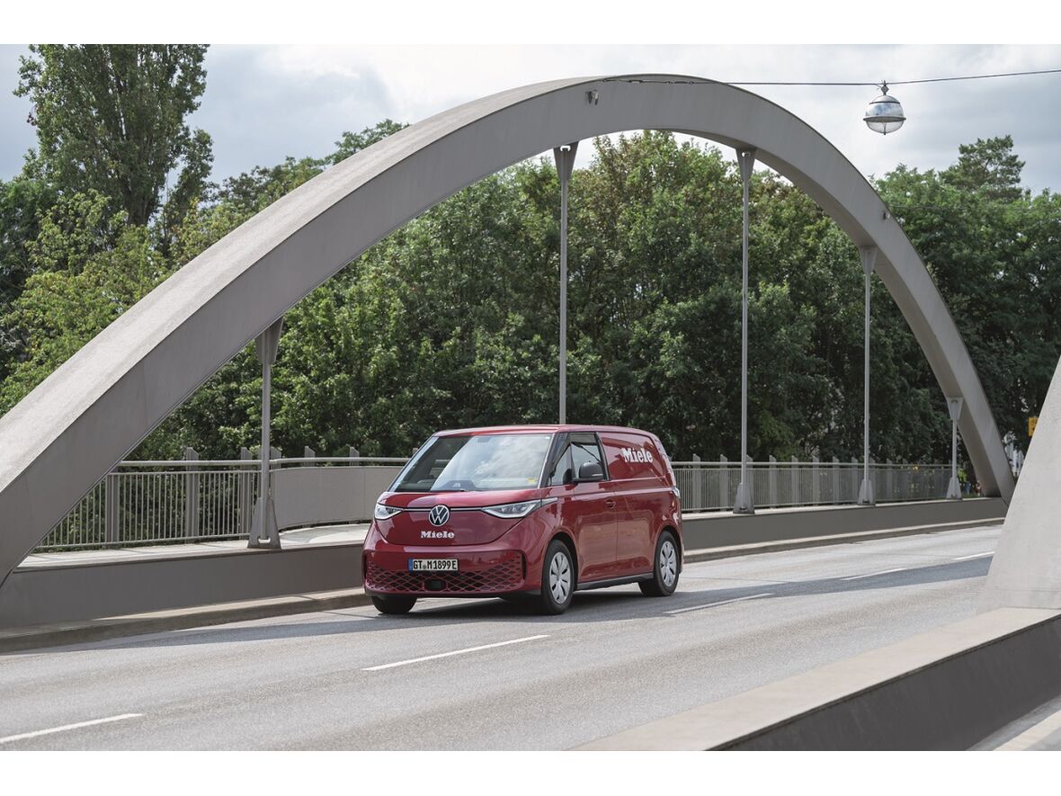 Der vollelektrische VW ID Buzz, den Miele als eines der ersten Unternehmen in seine Kundendienstflotte einbezogen hat – natürlich in Miele Rot. 