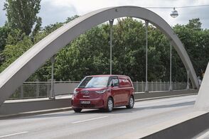 Der vollelektrische VW ID Buzz, den Miele als eines der ersten Unternehmen in seine Kundendienstflotte einbezogen hat – natürlich in Miele Rot. 