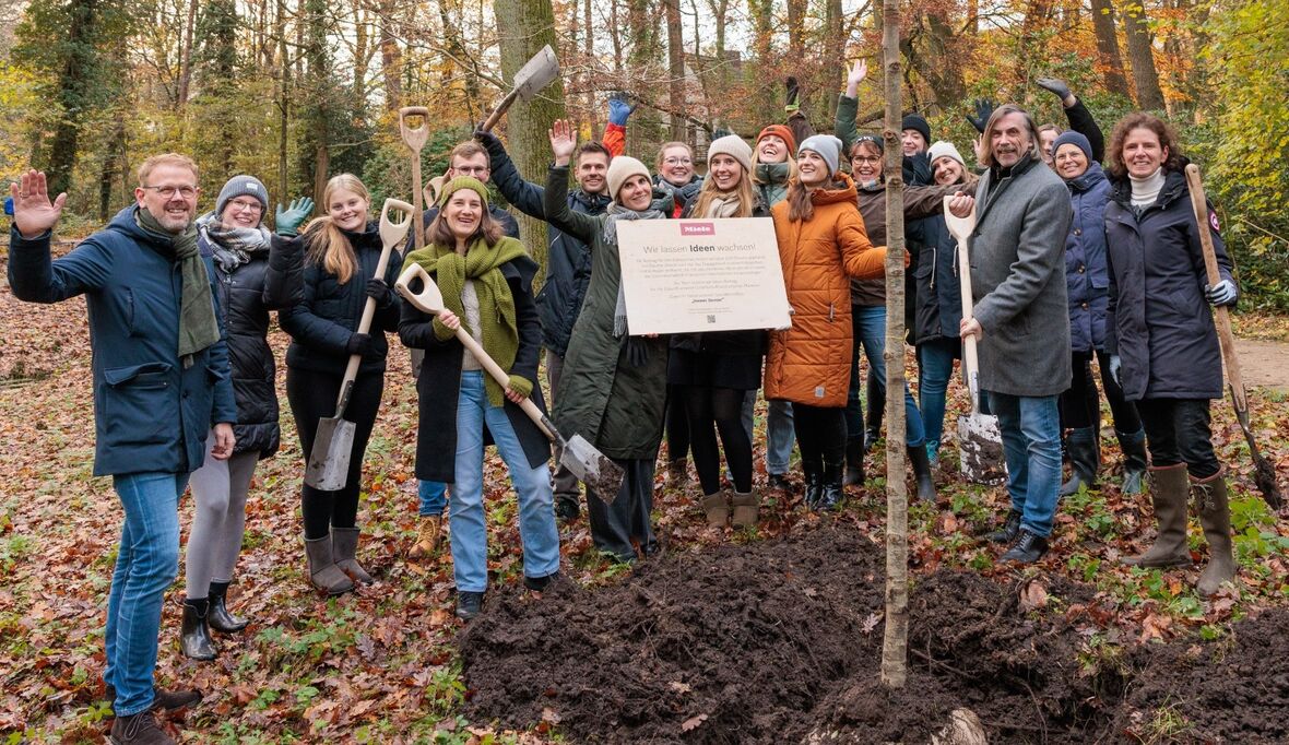 Aktiver Klimaschutz vor Ort: Miele-Mitarbeitende pflanzen 200 Bäume in Gütersloh