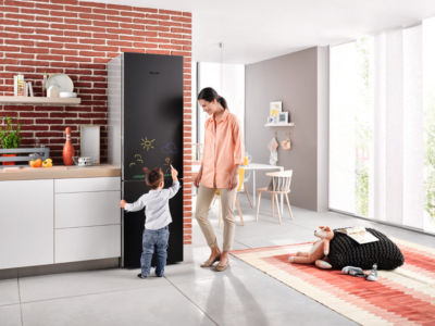 Malen erlaubt: Zur Freude der Kleinen sind die Kühl- und Gefriergeräte der „Blackboard edition“ von Miele mit einer Tür ausgestattet, die mit Kreide beschreibbar ist.