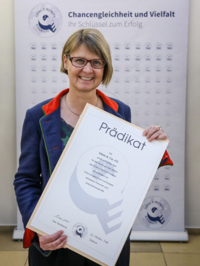 Prädikat für zukunftsorientierte, erfolgreiche und nachhaltige Personalpolitik: Sabine Kumlehn, Leiterin der Personalentwicklung, nahm die Auszeichnung für Miele entgegen.
