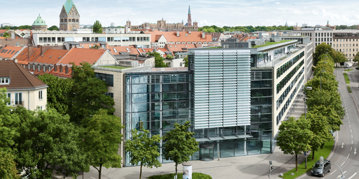 Azubis der MünchenerHyp engagieren sich für die SchlaU-Schule