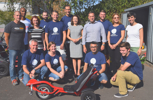 Beschäftigte der NORMA Group mit Maintaler Bürgermeisterin Monika Böttcher (Mitte) sowie Vertretern des Jugendclubs und der Stadt Maintal.