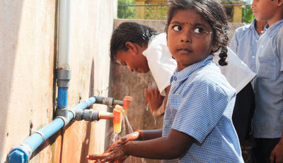 Sauberes Wasser: NORMA Group greift Schulen in Indien unter die Arme