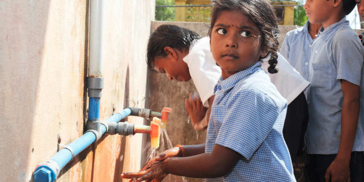 Sauberes Wasser: NORMA Group greift Schulen in Indien unter die Arme