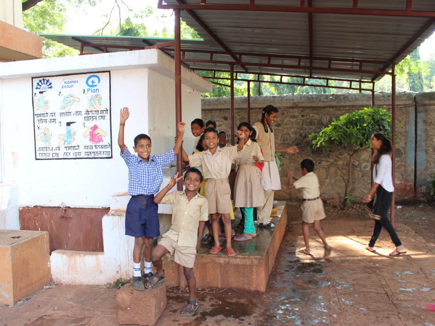 Die Kinder werden in die Arbeit von „NORMA Clean Water“ integriert.
