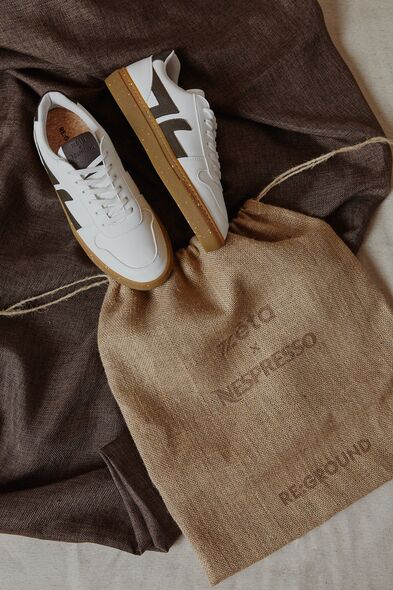 Nespresso kooperiert mit nachhaltiger Fashionmarke und kreiert  Sneaker aus recyceltem Kaffeesatz