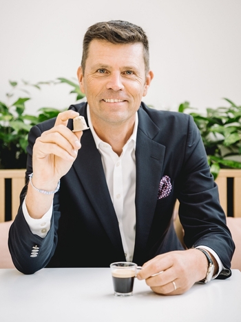 Nespresso CEO Guillaume Le Cunff mit der neuen heimkompostierbaren Nespresso Kapsel auf Papierbasis